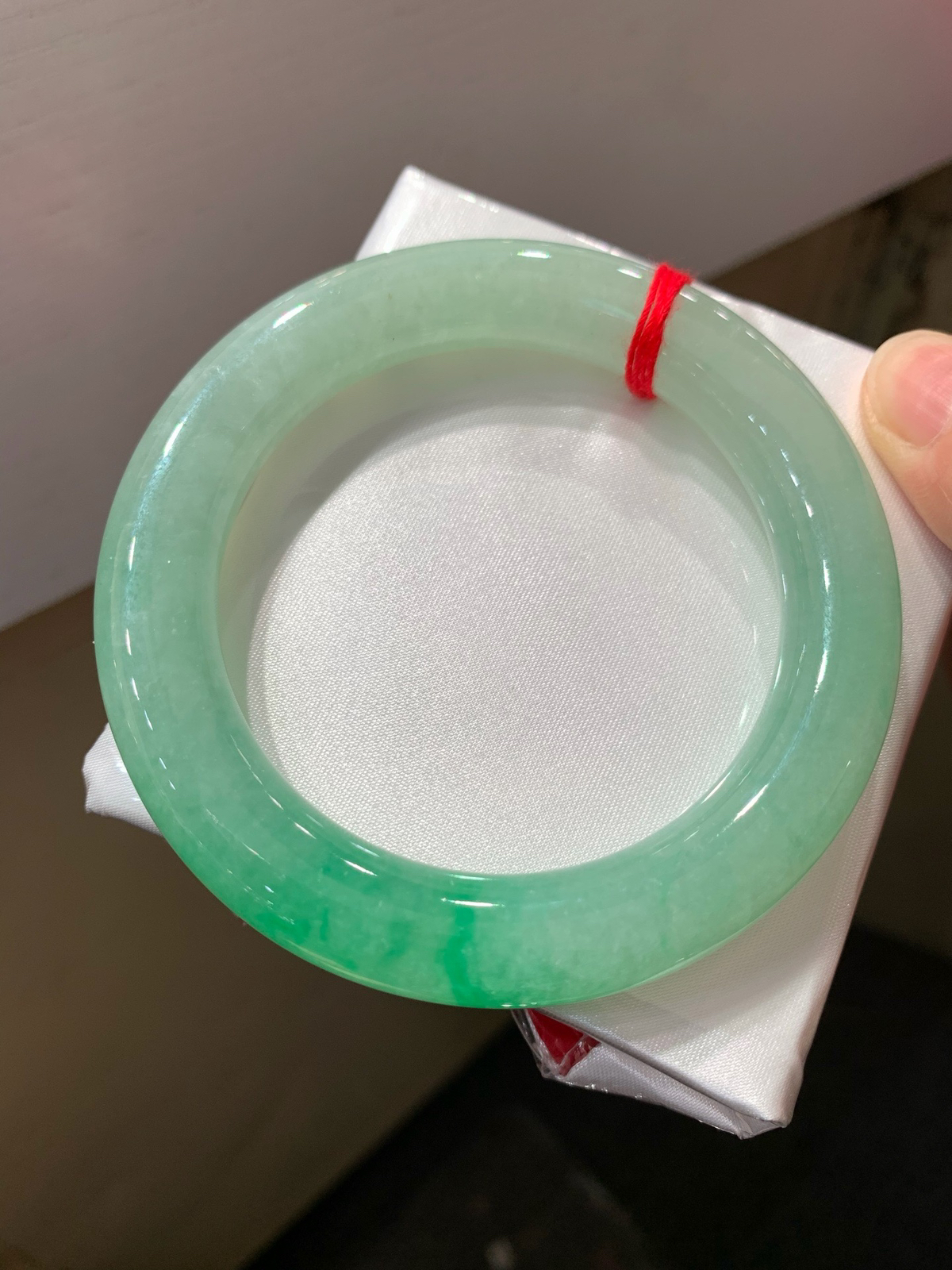 尺寸57.1/10.8/11.3，冰带色圆条手镯
水润细腻 有种有色