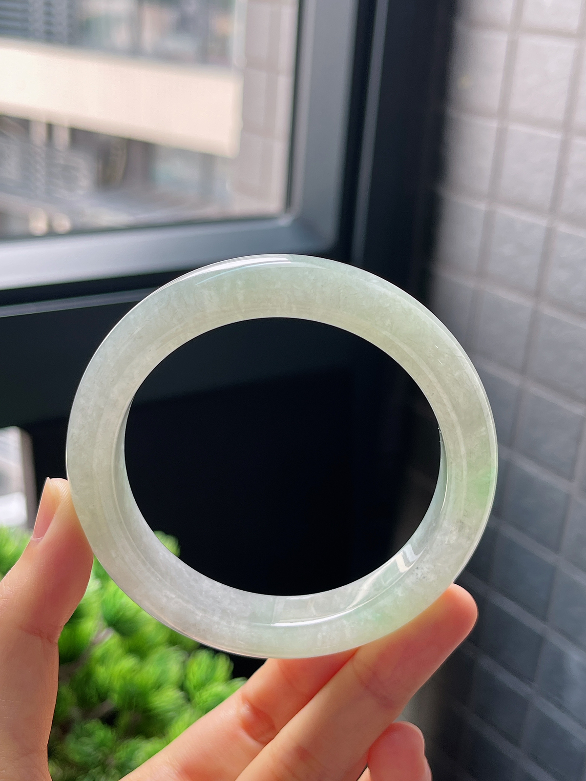 圈口57.8，冰糯种浅绿色翡翠正圈手镯