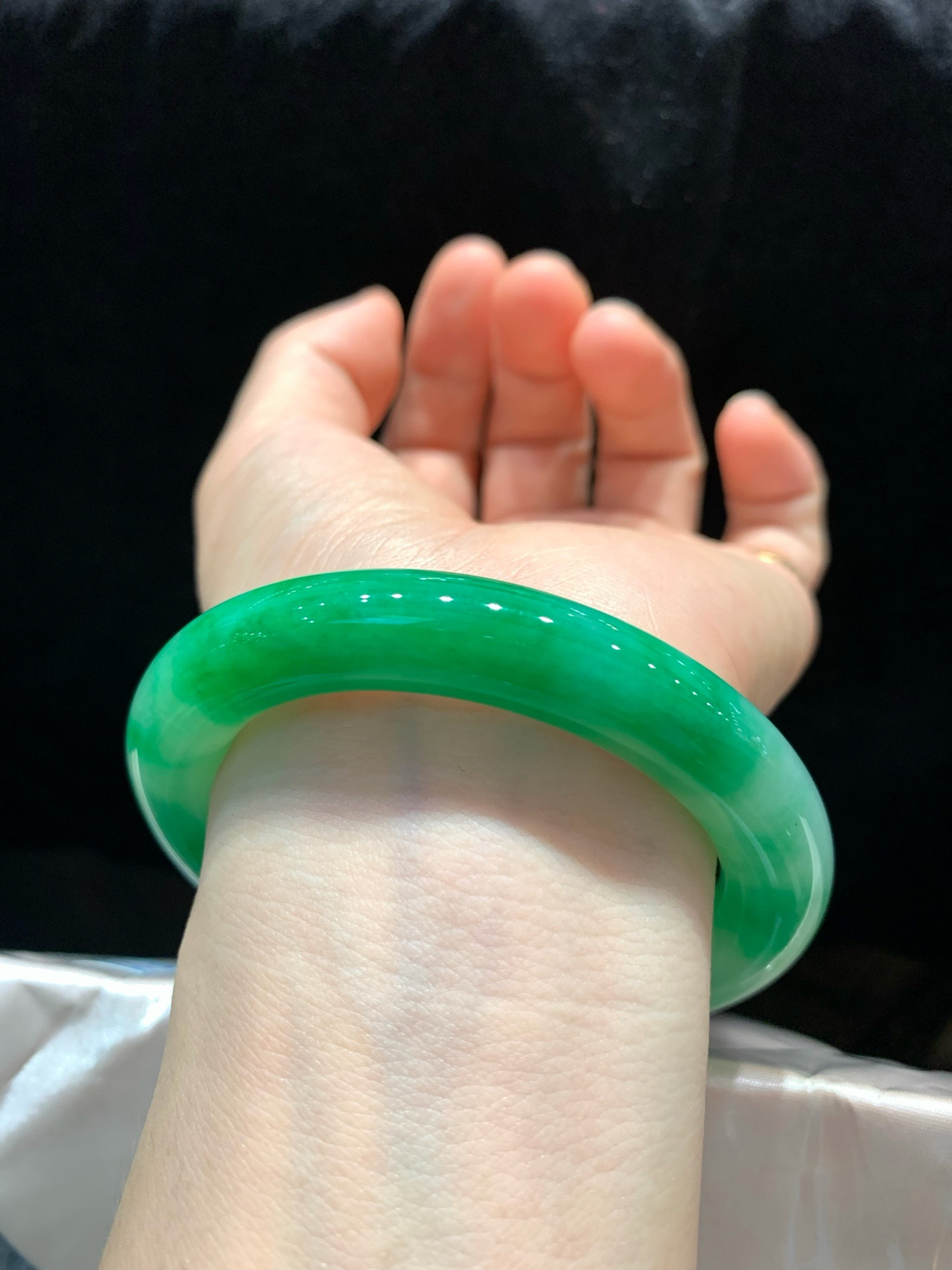 尺寸55.1/10.7/11.1，带色圆条手镯
水润细腻 色好 上手好看