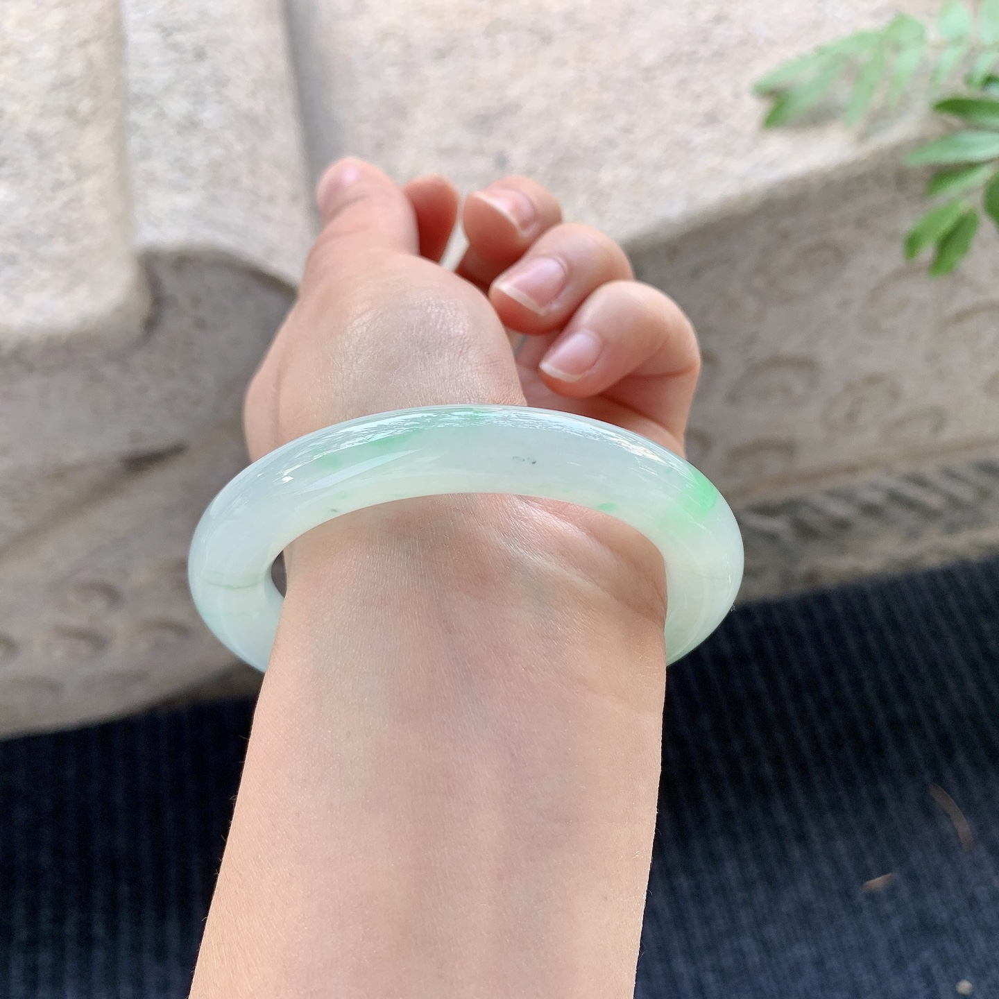 圆条53 54【圈口】54/9.5/10.4【编码】A1070929【描述】冰糯飘绿，水润，种老，细腻，打灯有絮线