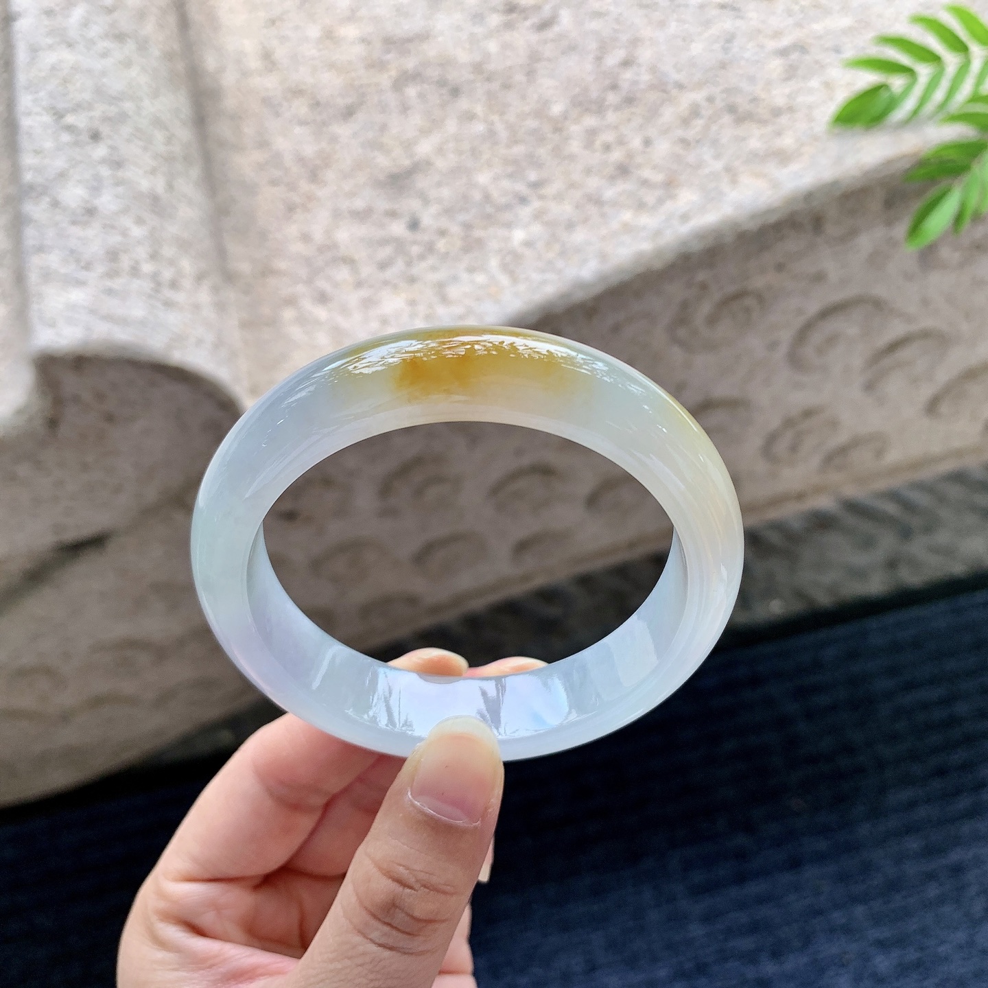 正圈 圈口57.2/13.7/8.3 编码Q5071005 描述冰糯飘黄翡，水润，种老，细腻，无裂