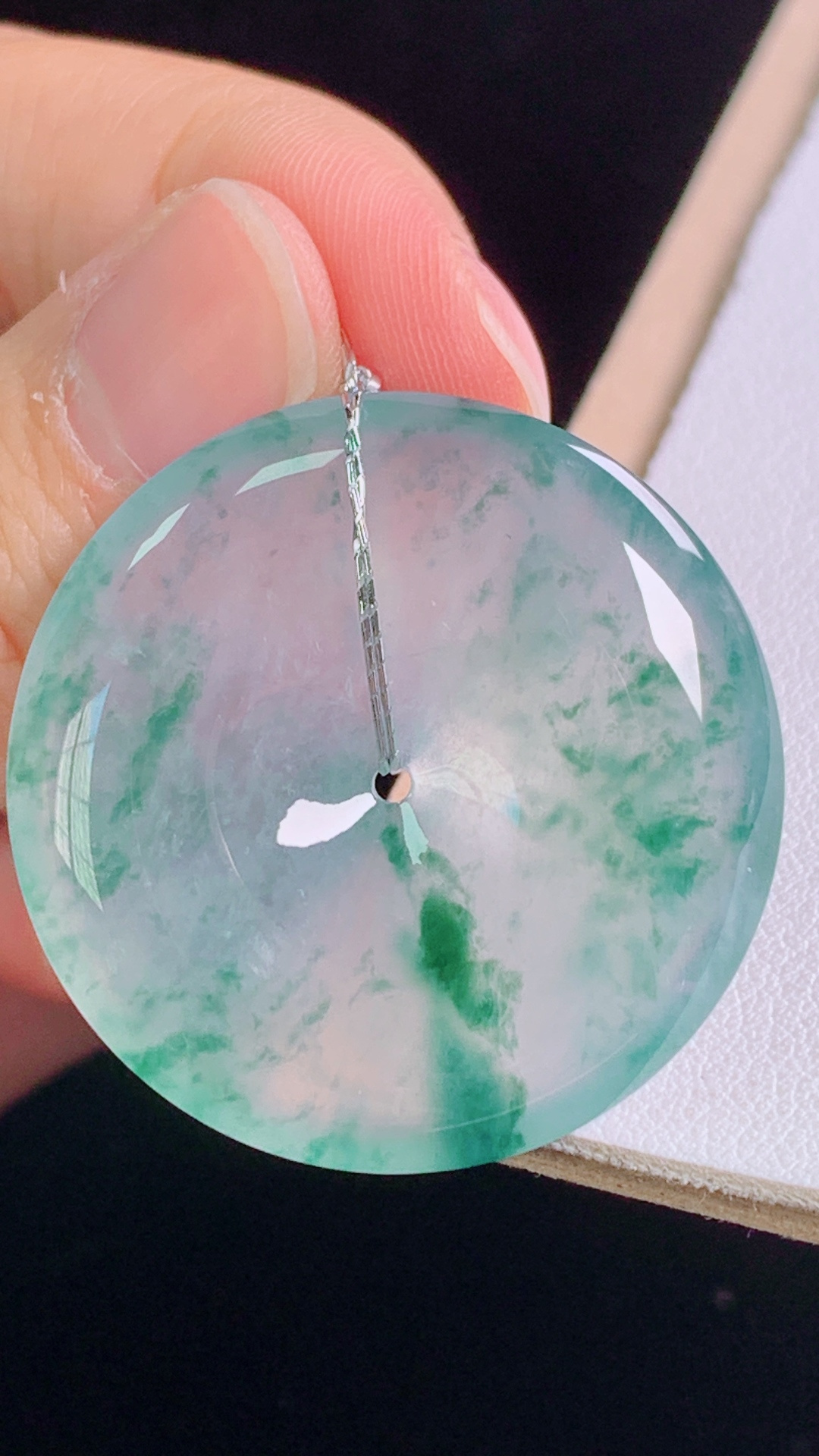️高品质 高冰飘花平安扣 种水，花色灵动，冰清玉洁，无裂 尺寸:32.4-5.9mm