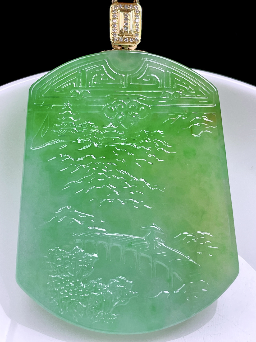 三彩山水牌 色泽艳丽，种老起胶，18k金镶嵌 整体：64 裸石：55/42.8/4.5