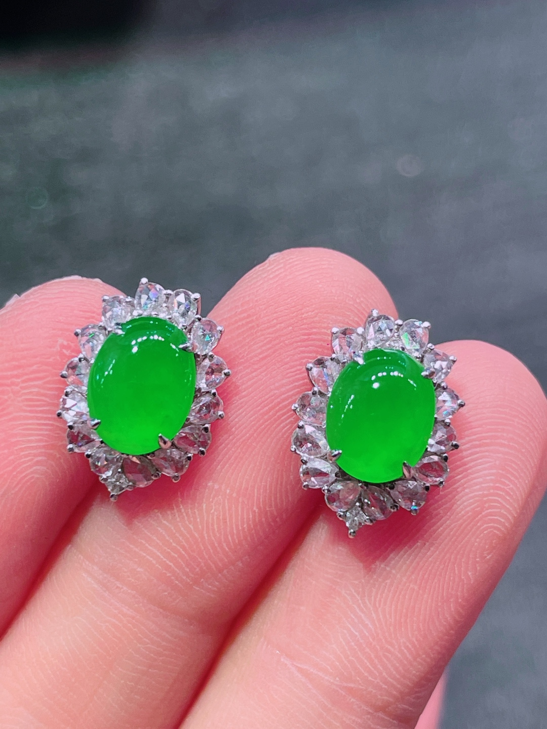 ️冰种绿蛋面耳钉，晶莹剔透，新颖时尚，无裂，8.8-7-3