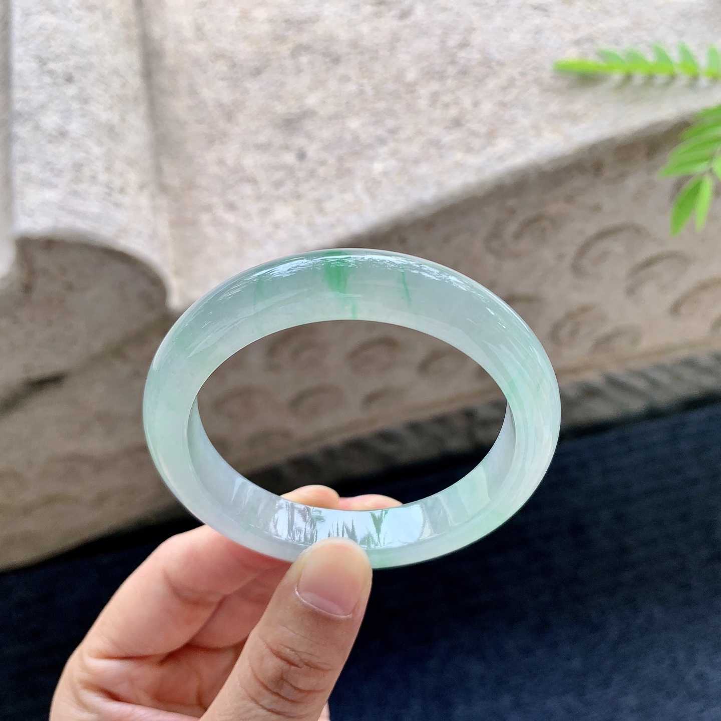 正圈 圈口52.8/10.7/7.8 编码D6071310 描述糯冰飘绿，水润，种老，细腻，打灯有棉线