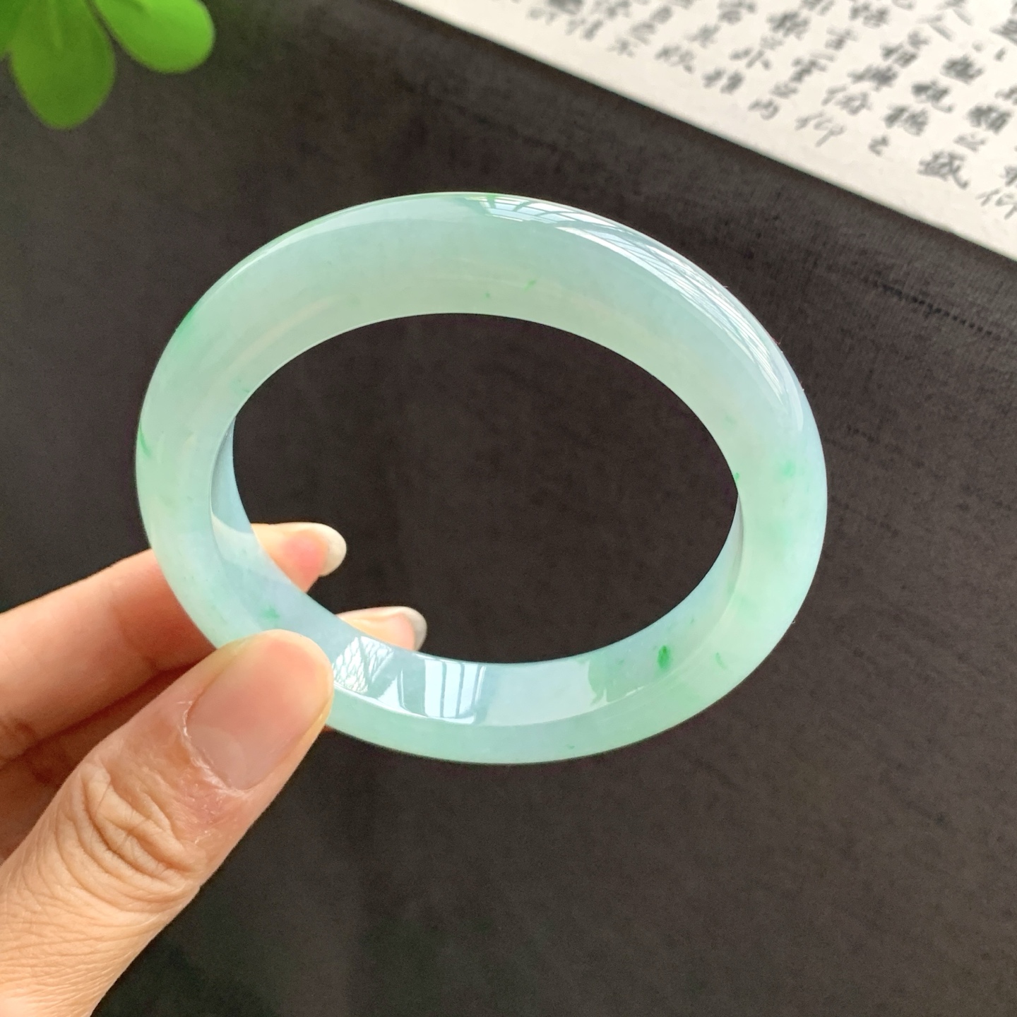 071202JJ 底色飘绿正圈翡翠手镯 56.5-12.4-9.5
