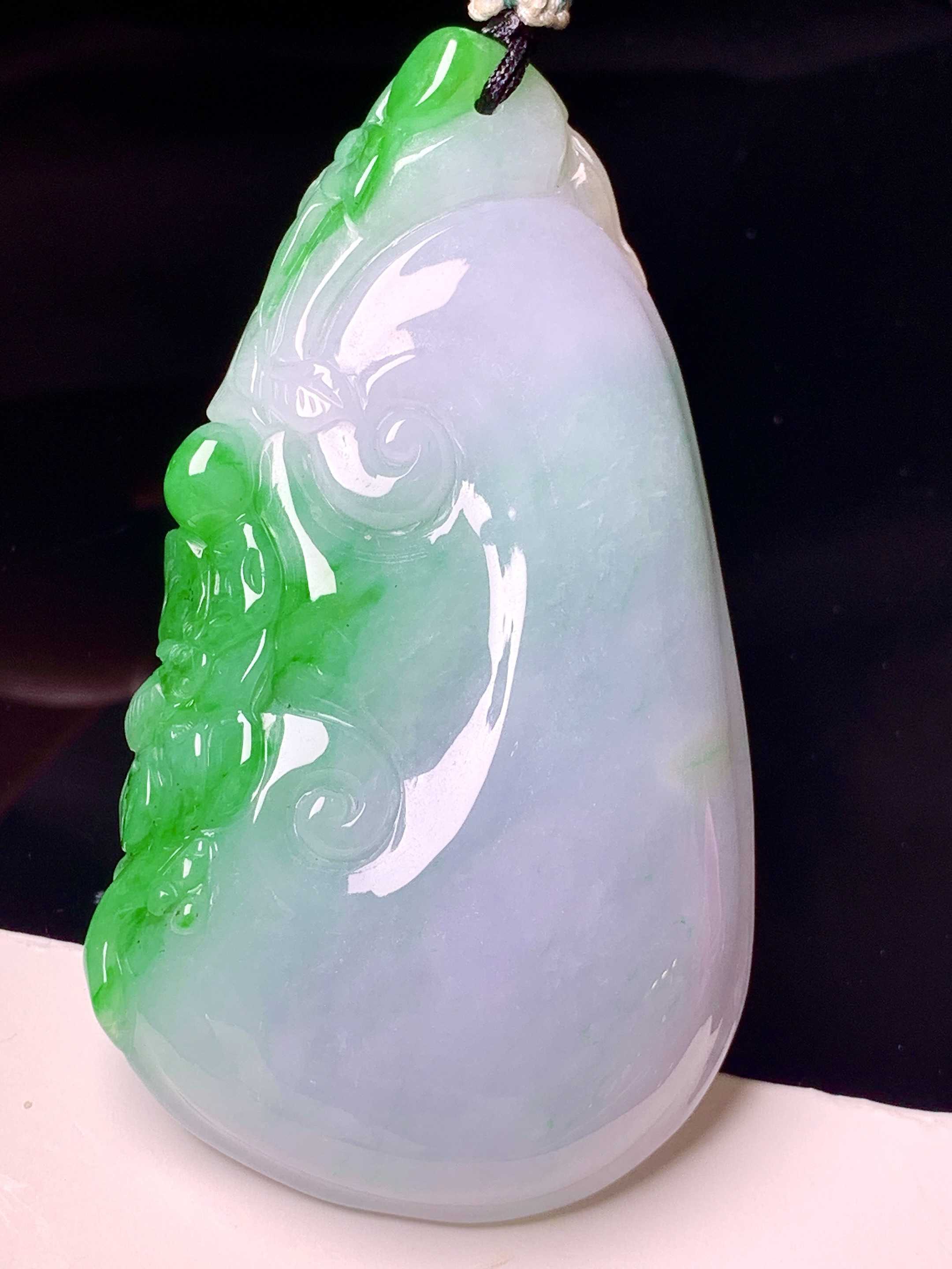 飘绿如意吊坠 玉质细腻 色泽艳丽清新 整体尺寸66.5*37.5*8.8 a5
