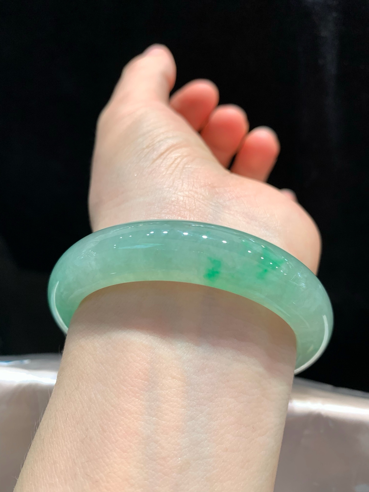 尺寸52.6/12.6/8.5，带色手镯
水润细腻