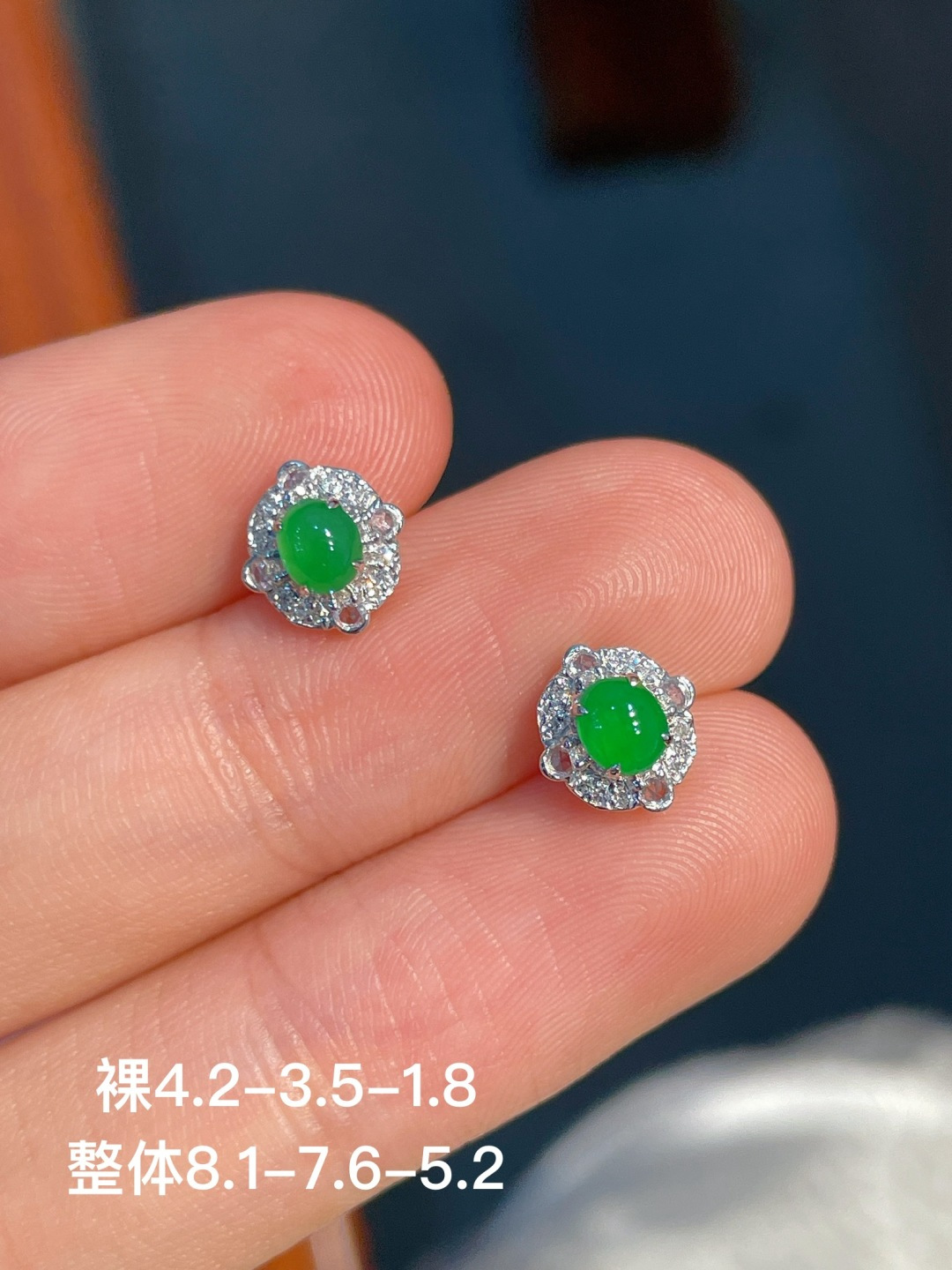 ️阳绿蛋面耳钉 无裂 18k金镶嵌，8.1-7.6-5.2