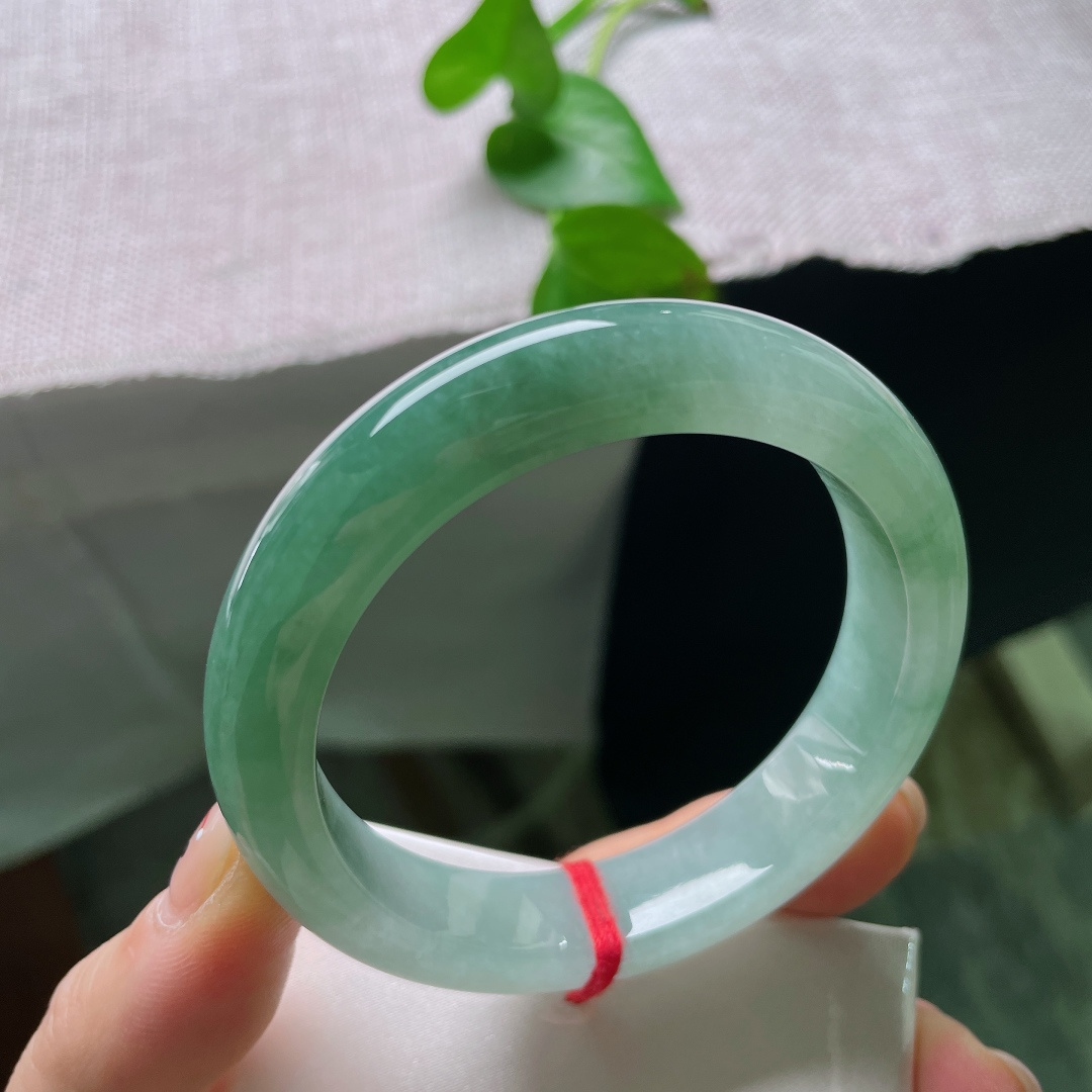56.1/12.8/9.3，冰油正圈，无裂，自带温润湖水般的深浅渐变色调，自上而下由浅冰青过渡至浓郁油绿，层次自然柔和。依靠天然油润底色营造沉静清冷的质感，复古耐看，自带成熟温婉气韵。ss51463a