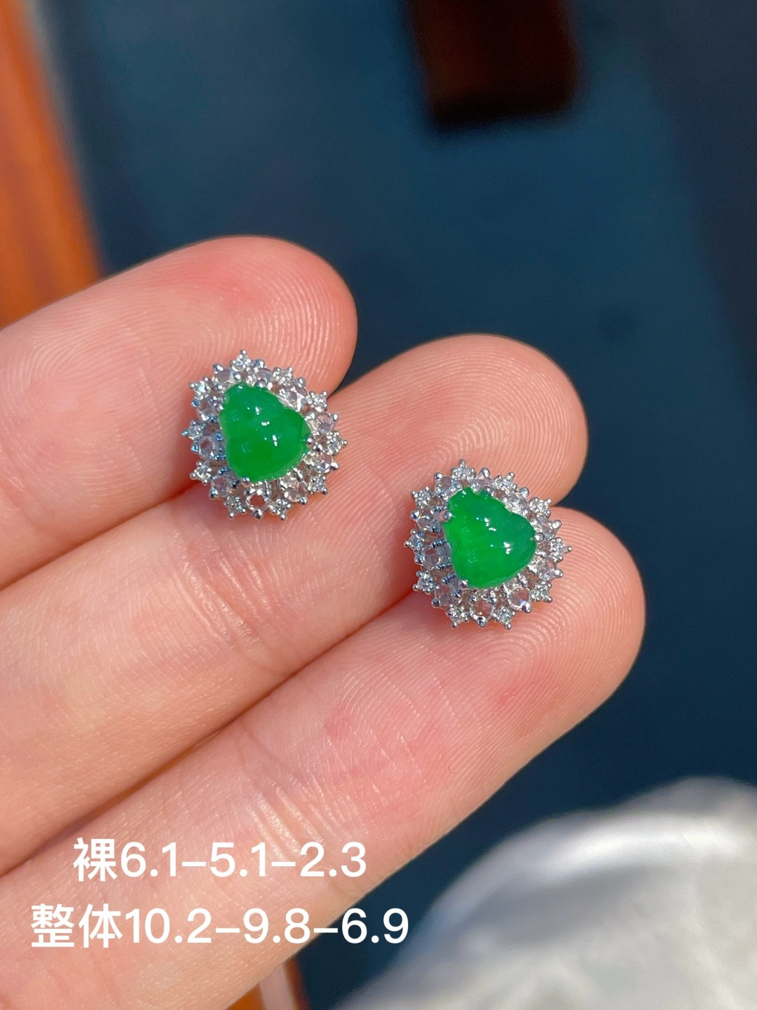 ️阳绿葫芦耳钉 无裂 18k金镶嵌，10.2-9.8-6.9