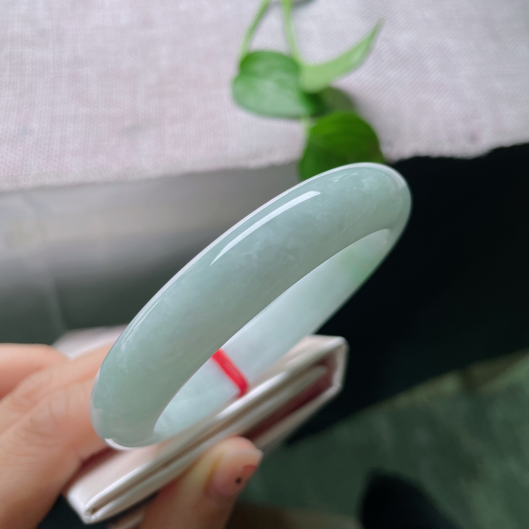 58.3/12.4/8.3，绿底正圈，无裂，玉质清润干净，色泽清爽宜人，自带夏日柔和凉意。ss55230a。