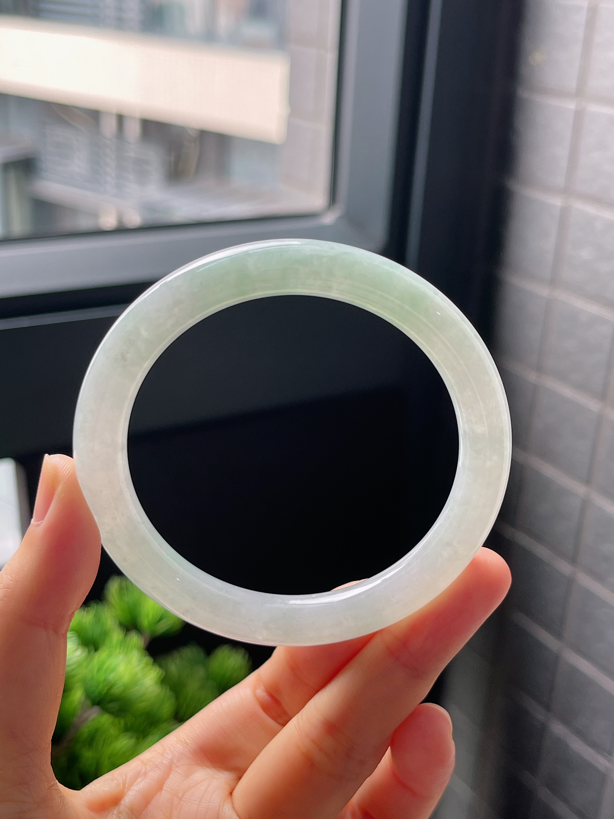 圈口56，冰糯种淡绿色翡翠圆条手镯