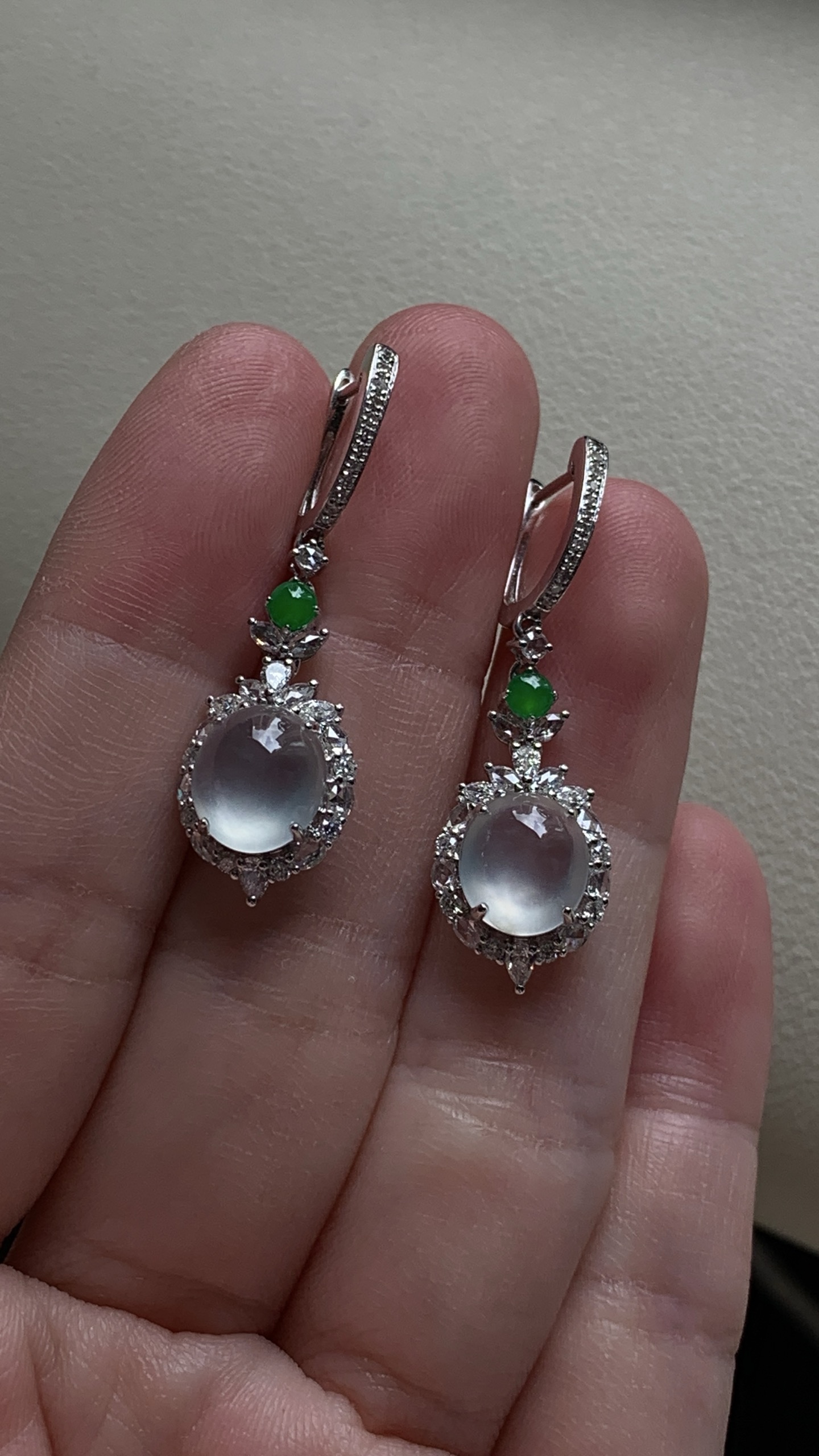 ️【18k金镶嵌蛋面耳坠一对】冰润水透，种老细腻起荧尺寸：成品：32.6*10.3*6.4，裸石：8.1*7.2*3.4,a22713