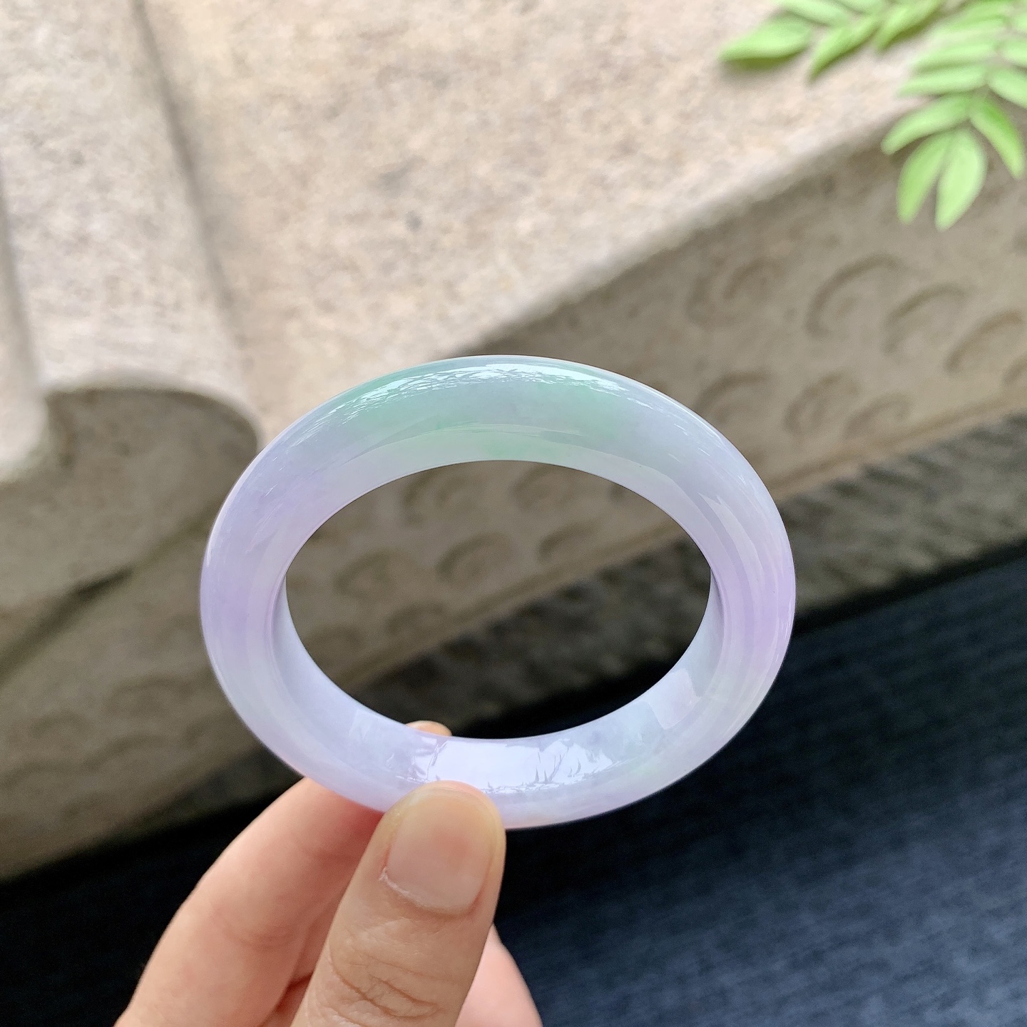 正圈49 50【圈口】50.4/10.8/8.7【编码】T1071162【描述】春彩，水润，种老，细腻，打灯有纹线