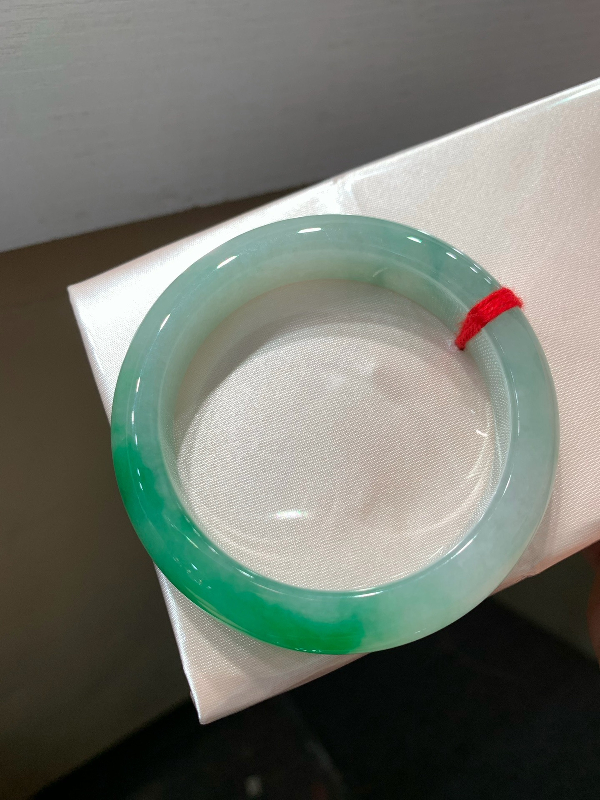 尺寸54.1/12.6/9.1，带色手镯
水润细腻 色好种老