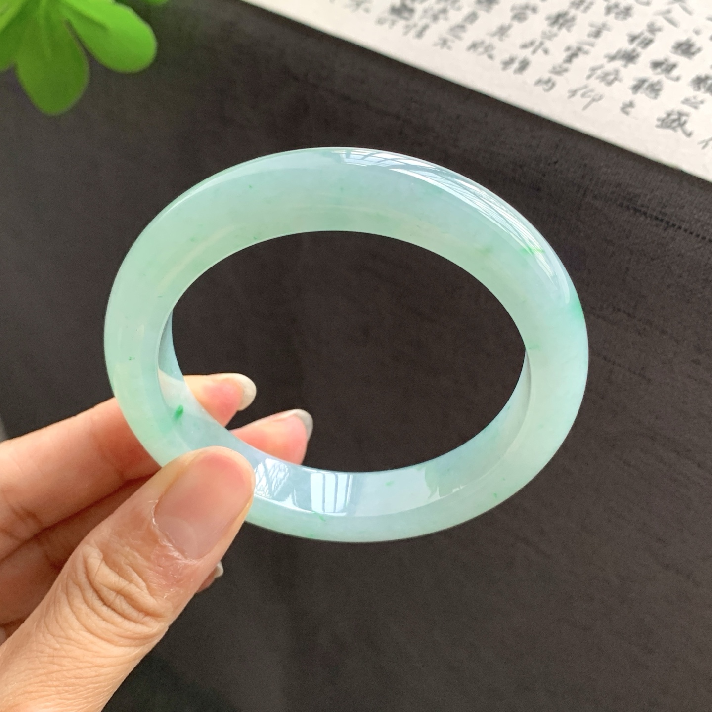 071202JJ 底色飘绿正圈翡翠手镯 56.5-12.4-9.5