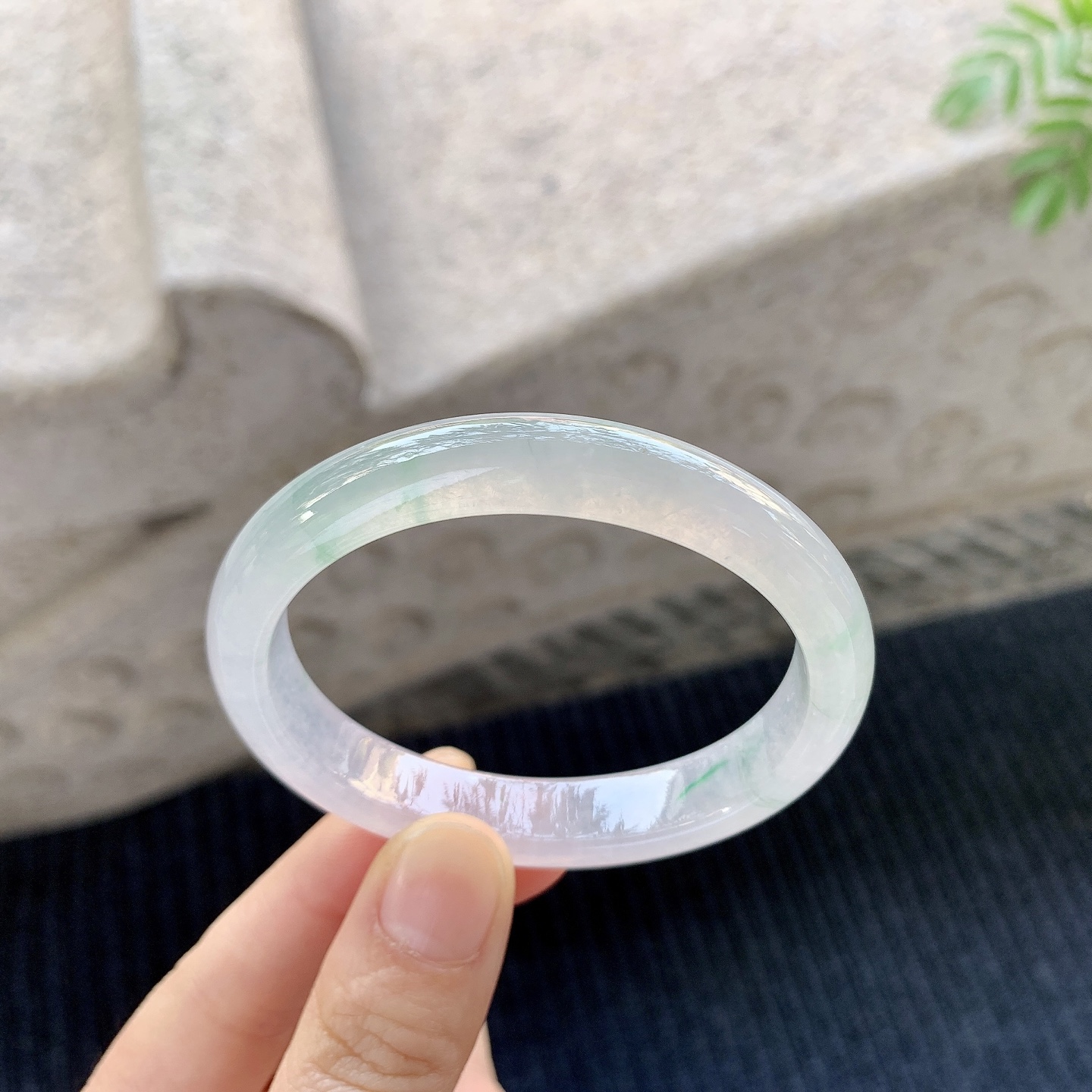 贵妃 51 圈口 53.8/47.2/10.5/7 编码 DW062410 描述 糯冰春彩，水润，种老，细腻，打灯有棉线