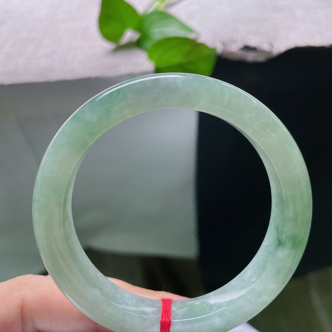 54/10.8/8.3，绿底飘花正圈，晶体感，通透水光氤氲，飘翠如烟似雾，自带清润悠然的山野诗意。s