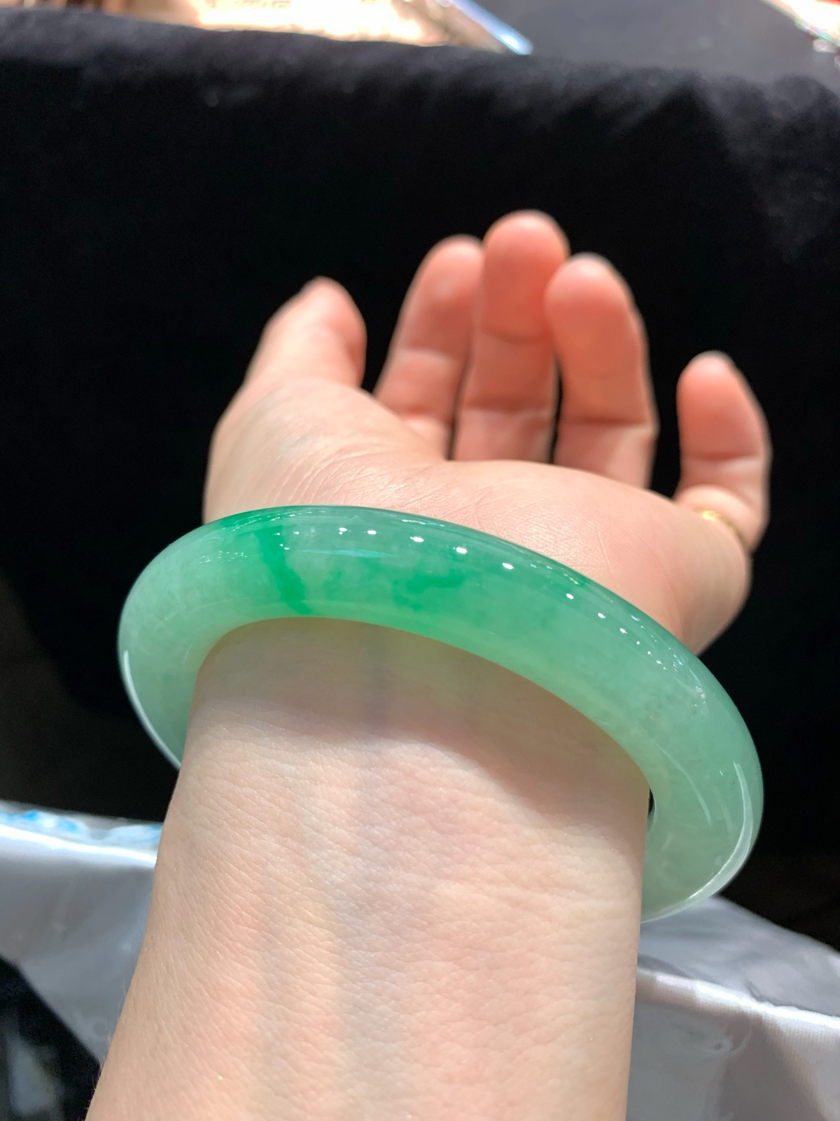 尺寸57.1/10.8/11.3，冰带色圆条手镯
水润细腻 有种有色