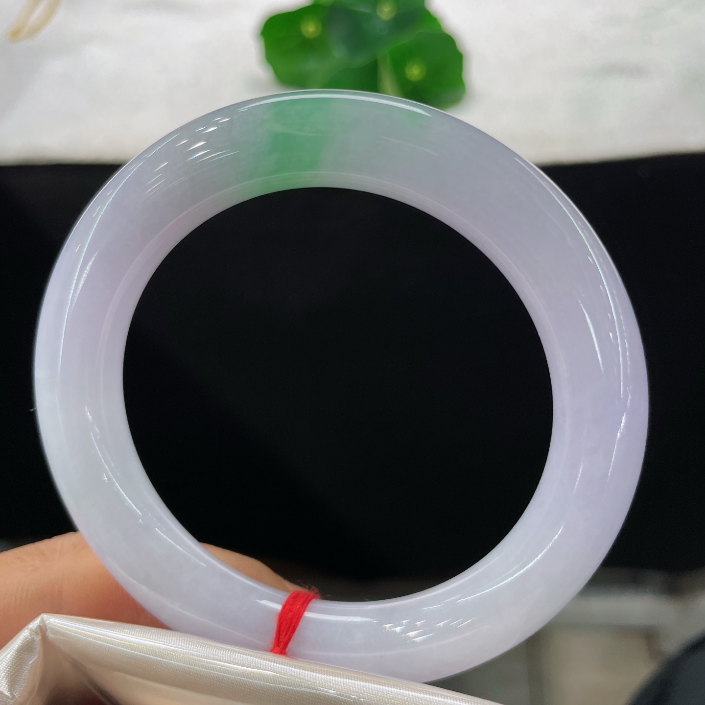 圈口57/11.2，冰糯春带彩圆条，58/59可戴，烟紫凝清玉，翠色落镯间，无裂