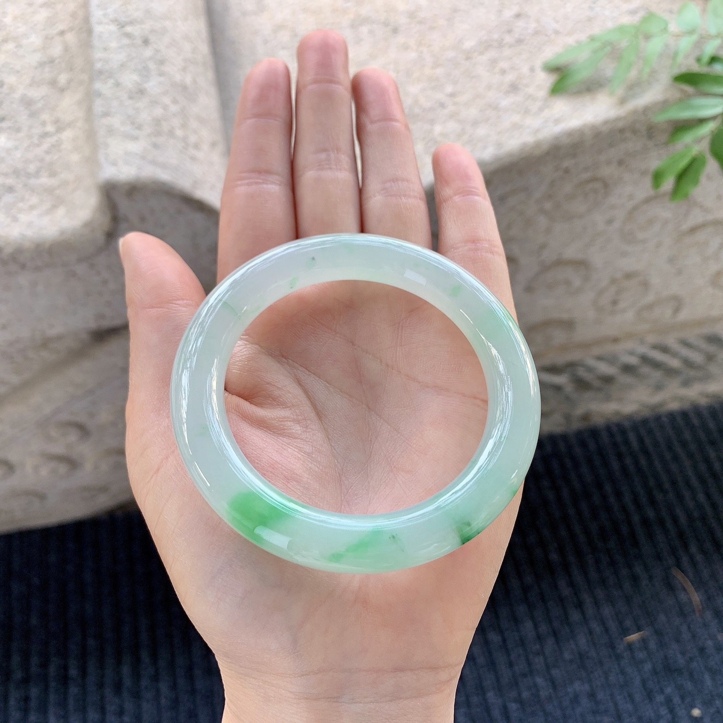 圆条53 54【圈口】54/9.5/10.4【编码】A1070929【描述】冰糯飘绿，水润，种老，细