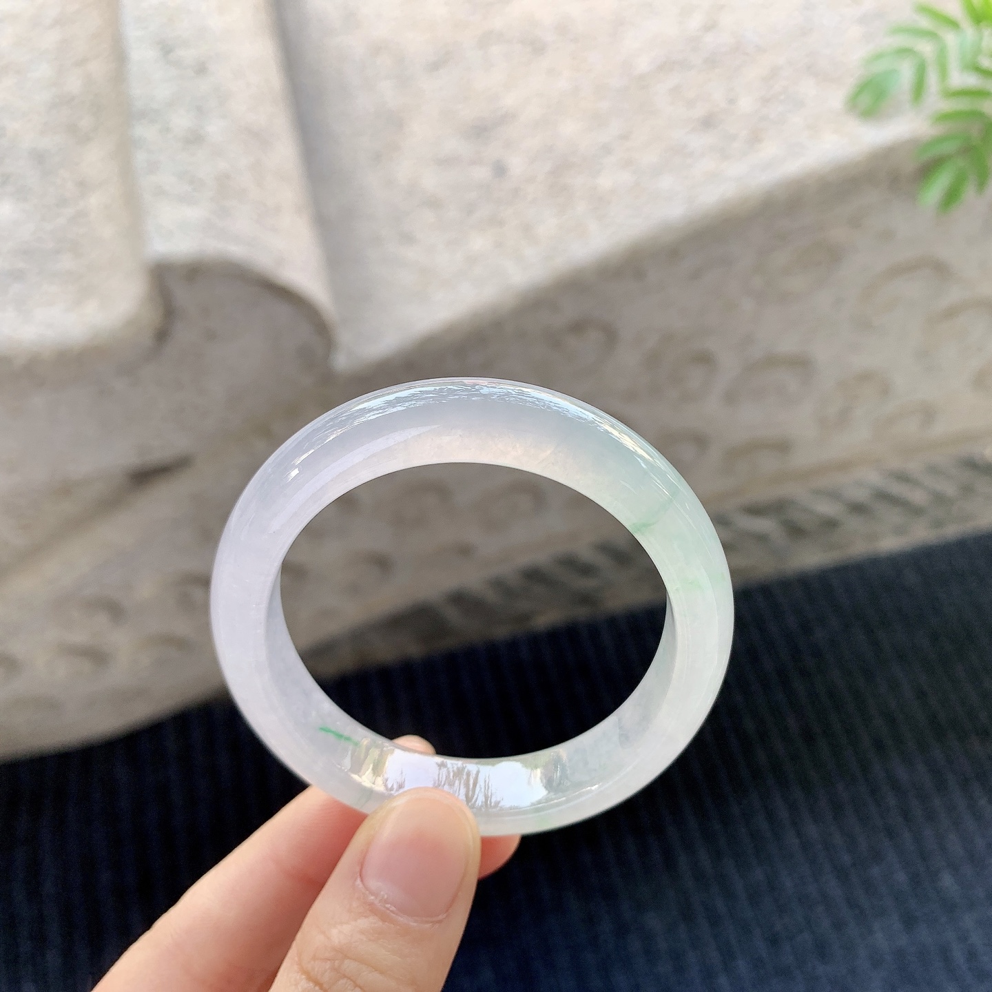 贵妃 51 圈口 53.8/47.2/10.5/7 编码 DW062410 描述 糯冰春彩，水润，种老，细腻，打灯有棉线