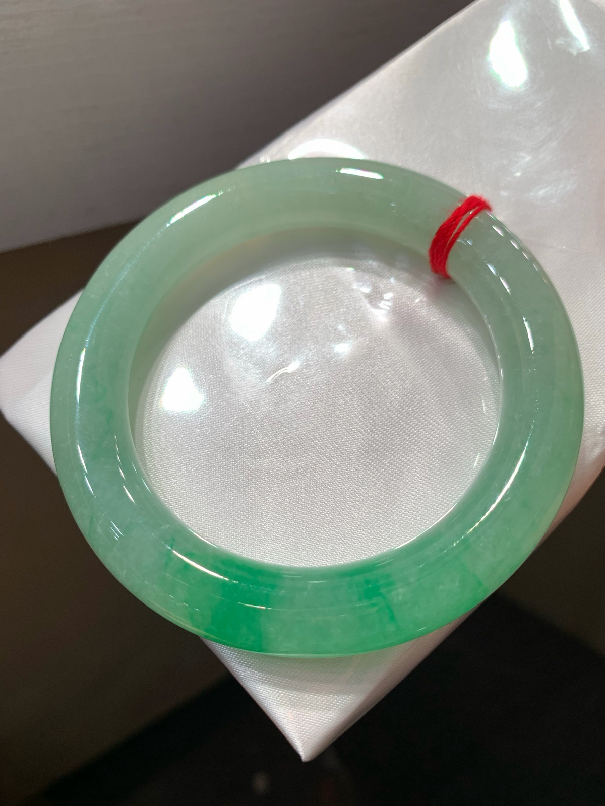 尺寸57.1/10.8/11.3，冰带色圆条手镯
水润细腻 有种有色