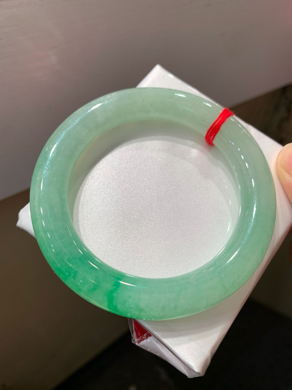 尺寸57.1/10.8/11.3，冰带色圆条手镯
水润细腻 有种有色