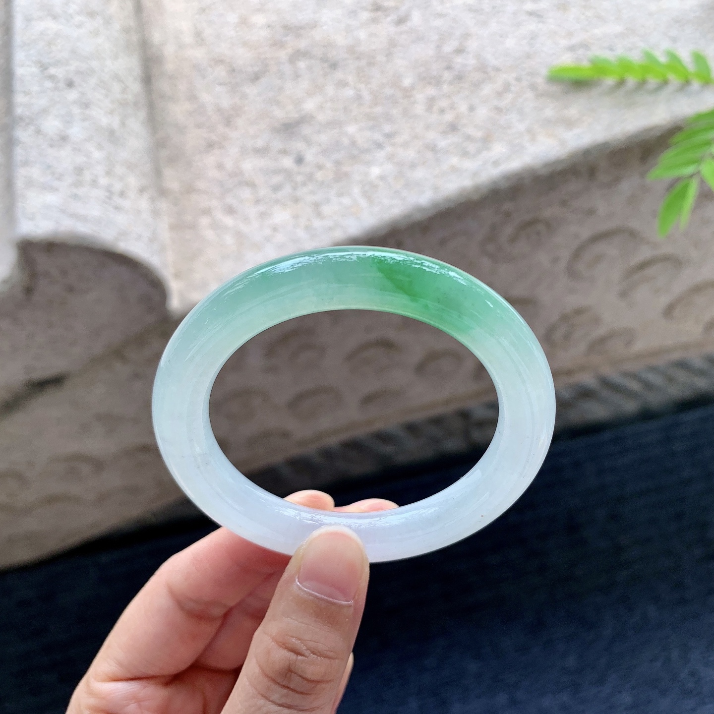 圆条49 50【圈口】50.4/9/9【编码】C5071317【描述】糯冰飘绿，水润，种老，细腻，打灯有棉线