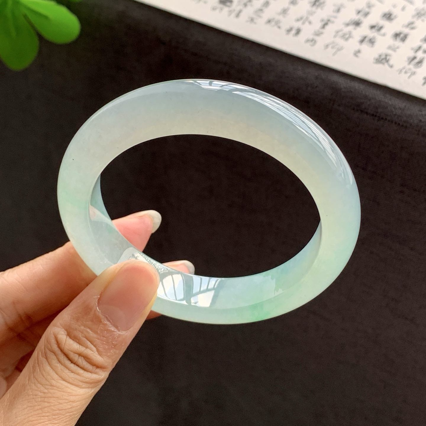 071206JJ 冰绿底飘绿正圈翡翠手镯 56.2-13.5-9.2