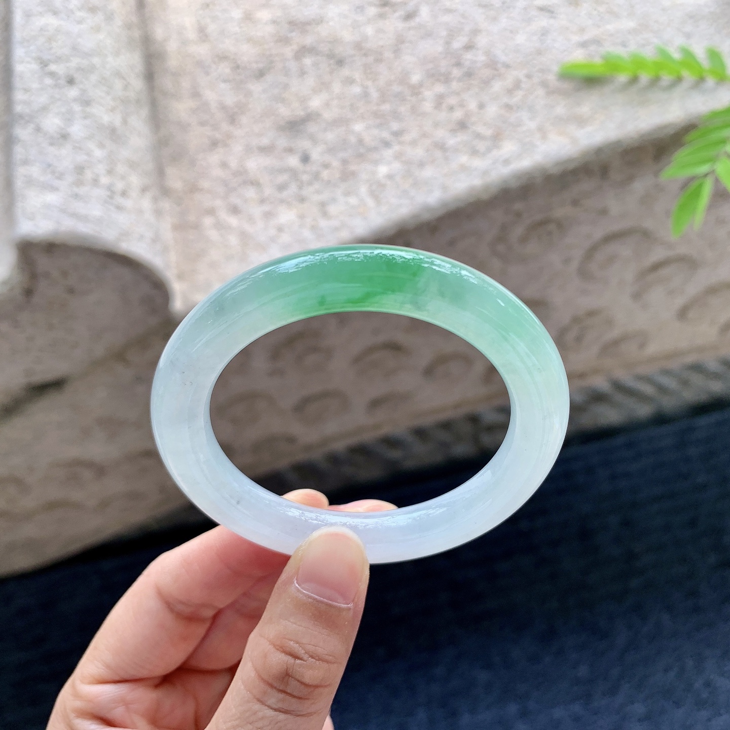 圆条49 50【圈口】50.4/9/9【编码】C5071317【描述】糯冰飘绿，水润，种老，细腻，打灯有棉线