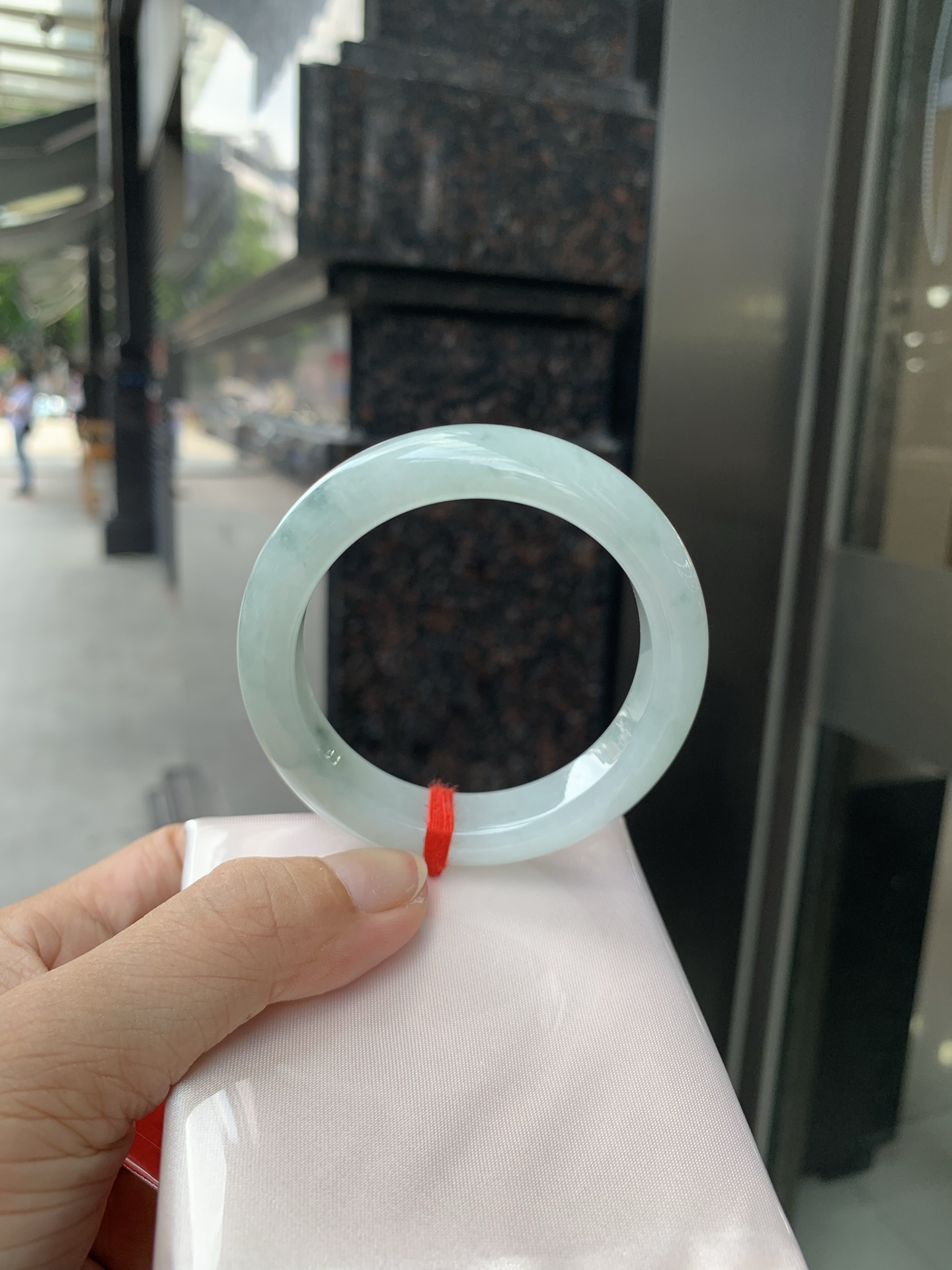 飘花正圈 0713-N1206-1 底子细腻，满圈小碎花洒落镯身，上手俏皮可爱。