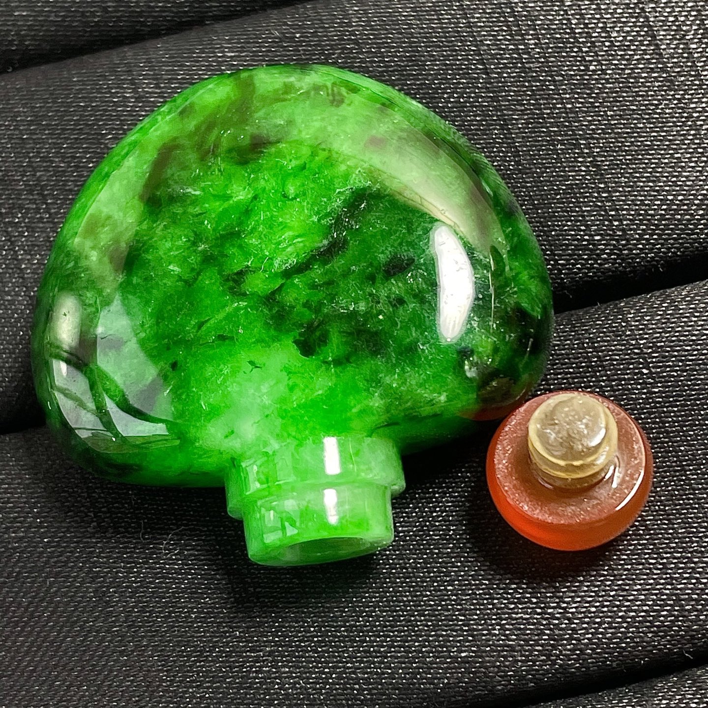 ️阳绿鼻烟壶，色辣，饱满水润，无裂，裸石尺寸36.6/39/42.2编码0708好数字