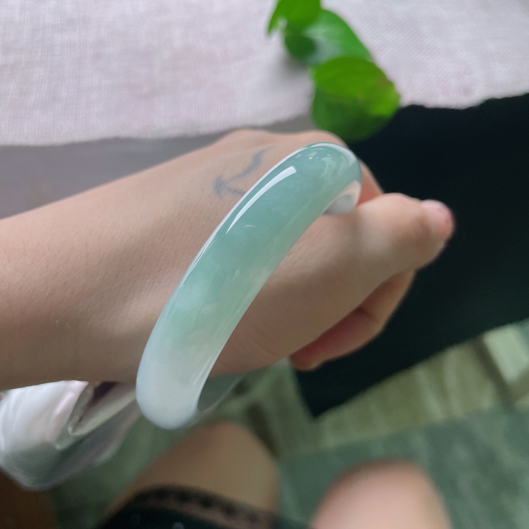 冰蓝底正圈，无裂，玉质细腻通透，水头充足，白蓝相融层次舒缓，将天然玉石淡雅温润的质感完整呈现，清新柔和，藏着不张扬的温柔诗意，ss54169a