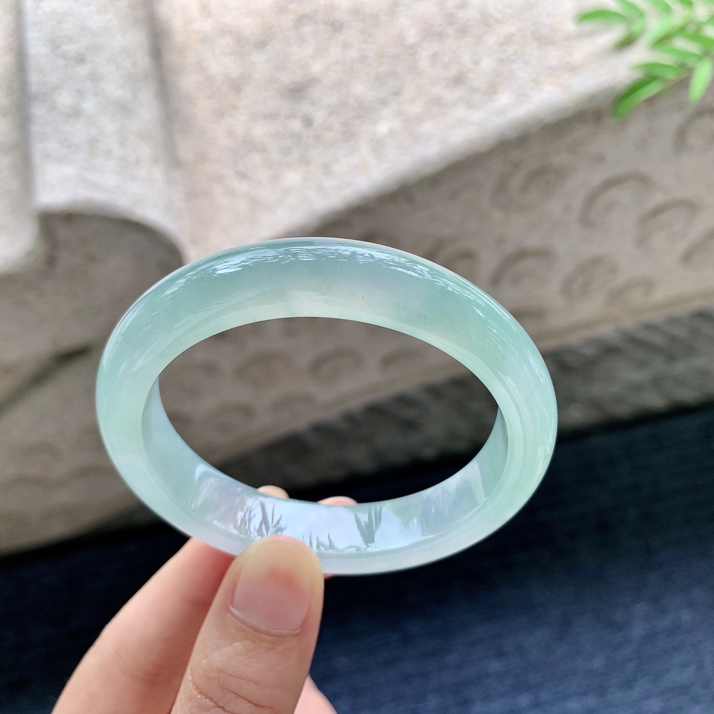 贵妃53 54【圈口】54/47.4/12/8【编码】QX071143【描述】冰糯晴绿，水润，种老，细腻，打灯有絮线