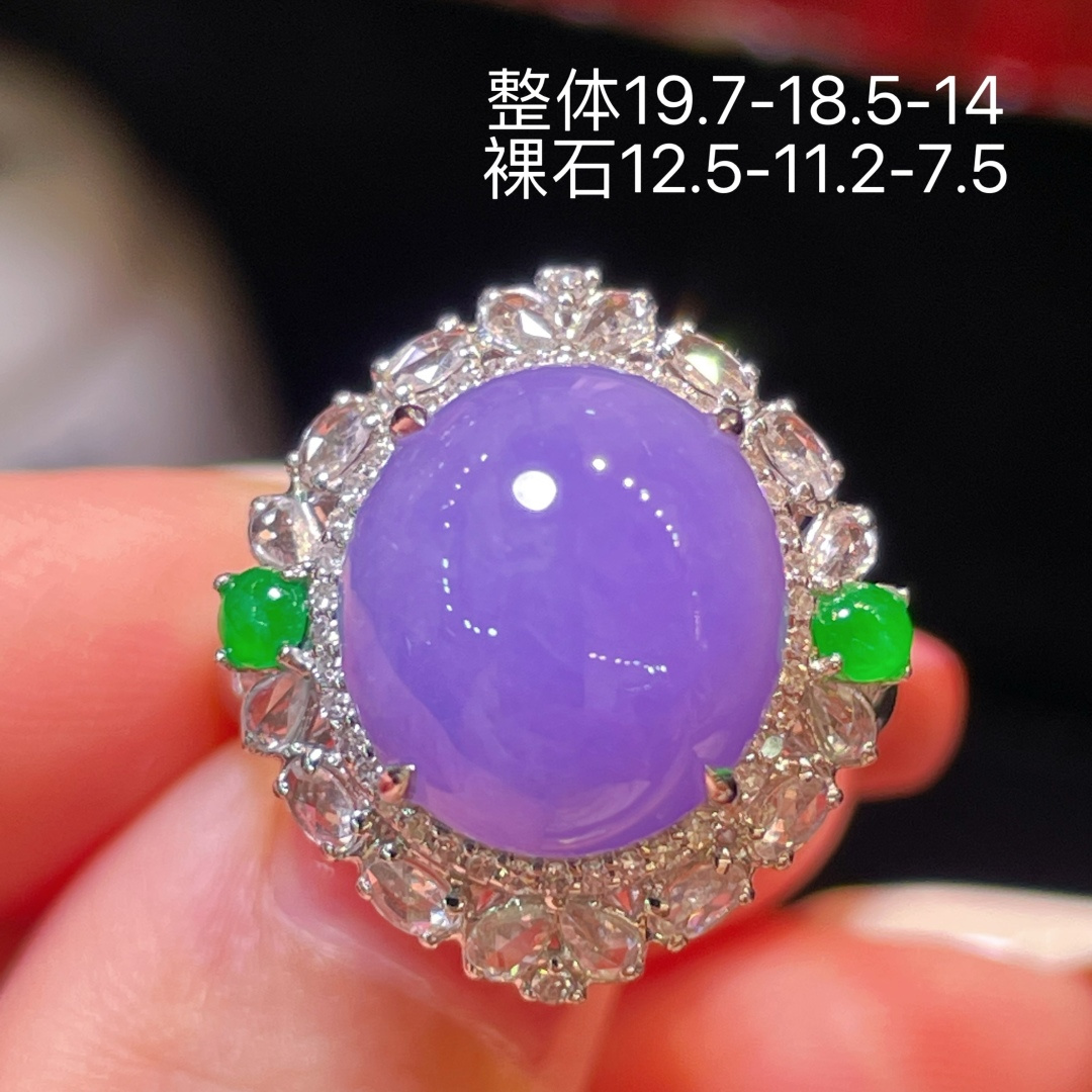 ️翡翠A货 蛋面戒指，料子冰润细腻，种老起光，18k金镶真钻，上身佩戴效果很好尺寸如图，19.7