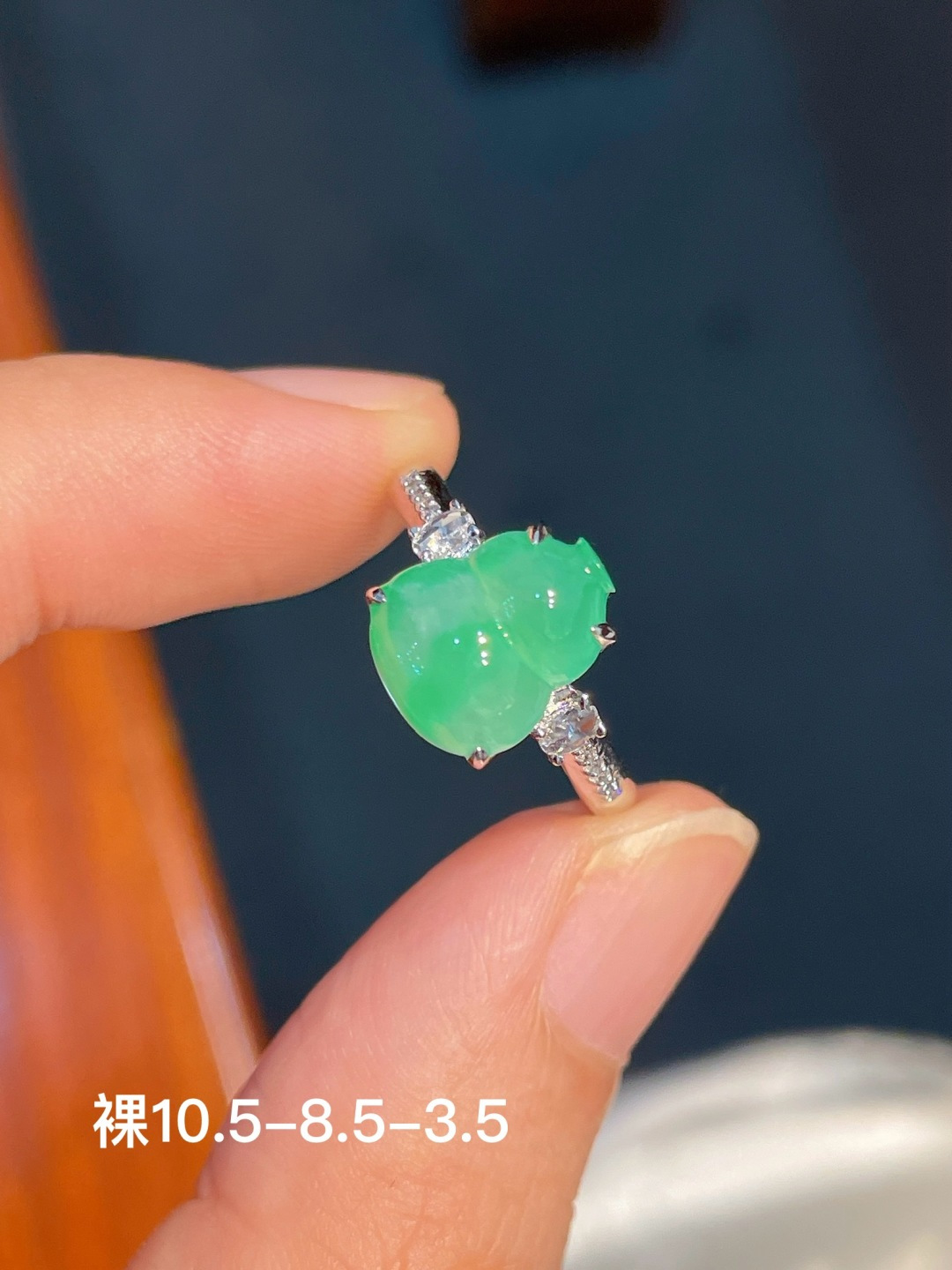 ️阳绿葫芦戒指 无裂，18k金镶嵌，10.5-8.5-3.5