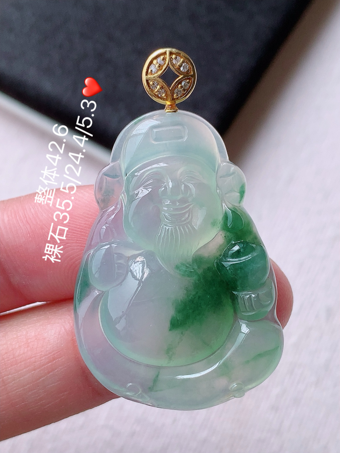 冰飘绿财神吊坠底子细腻莹润，佩戴简单大方，35.5-24.4-5.3