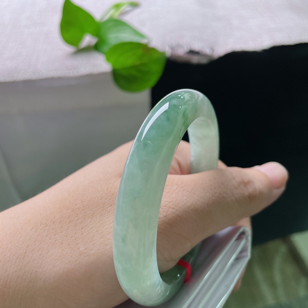 54/10.8/8.3，绿底飘花正圈，晶体感，通透水光氤氲，飘翠如烟似雾，自带清润悠然的山野诗意。ss55855a