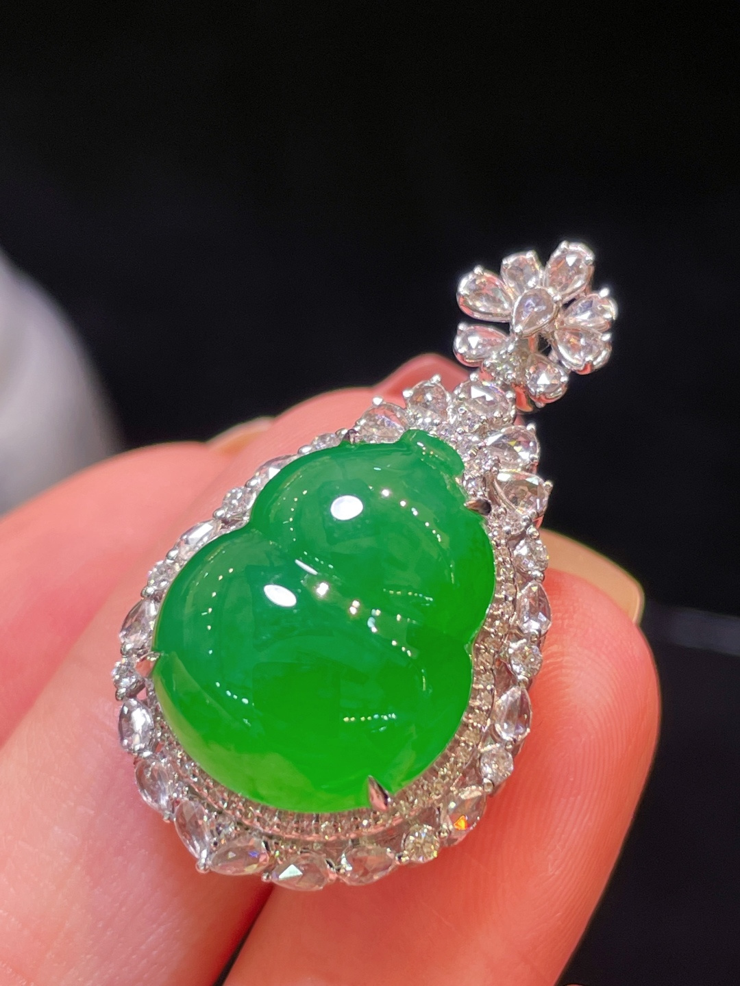 ️翡翠A货 葫芦吊坠 阳绿满色，料子冰润细腻，种老起光，18k金镶真钻，上身佩戴效果很好 尺寸如图，33.5-18.7-13.3