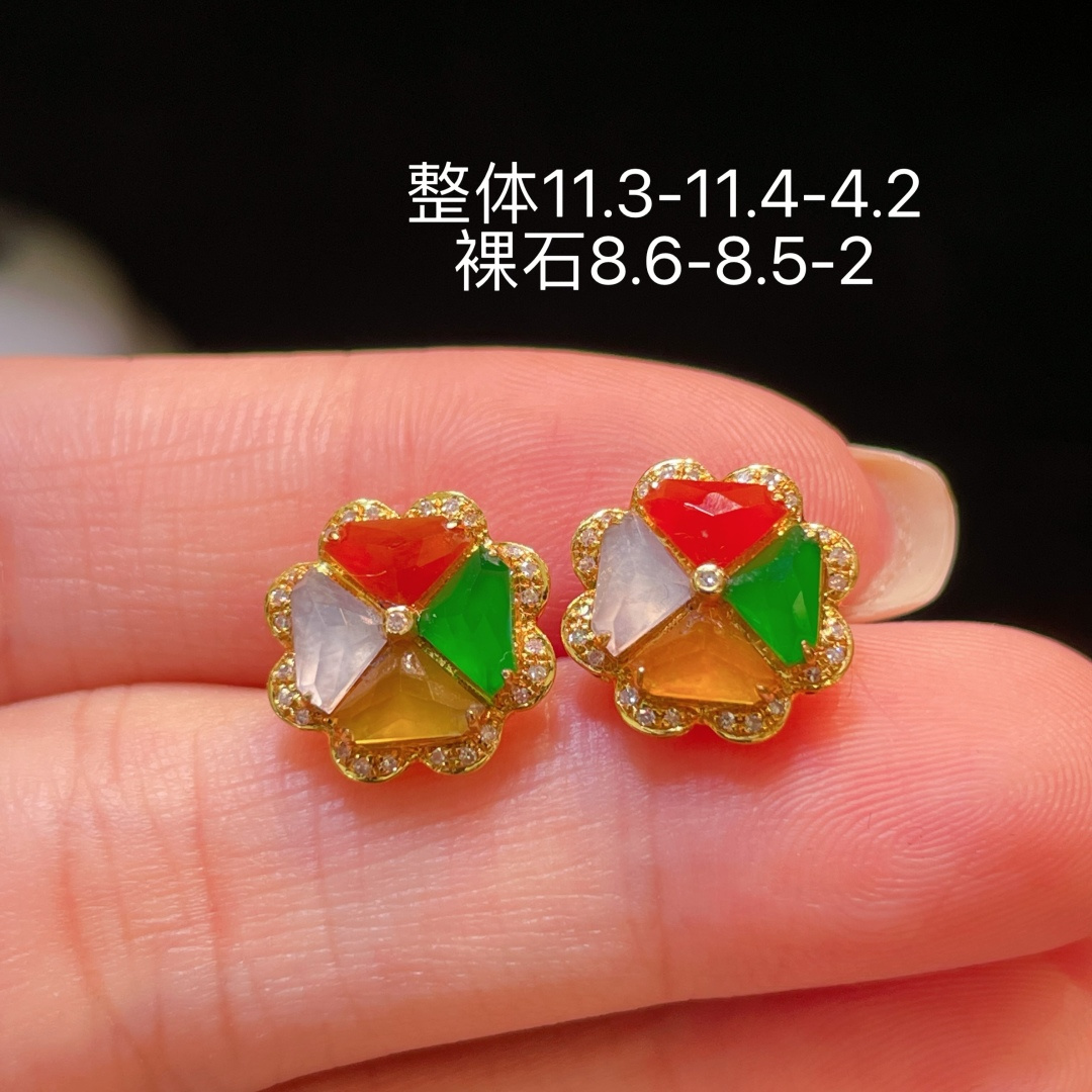 ️翡翠A货 四叶草耳环 耳钉阳绿满色，料子冰润细腻，种老起光，18k金镶真钻，上身佩戴效果很好尺