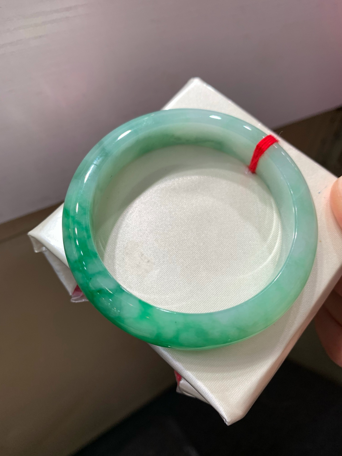 尺寸56.1/13/8.4，带色手镯
水润细腻，有种有色