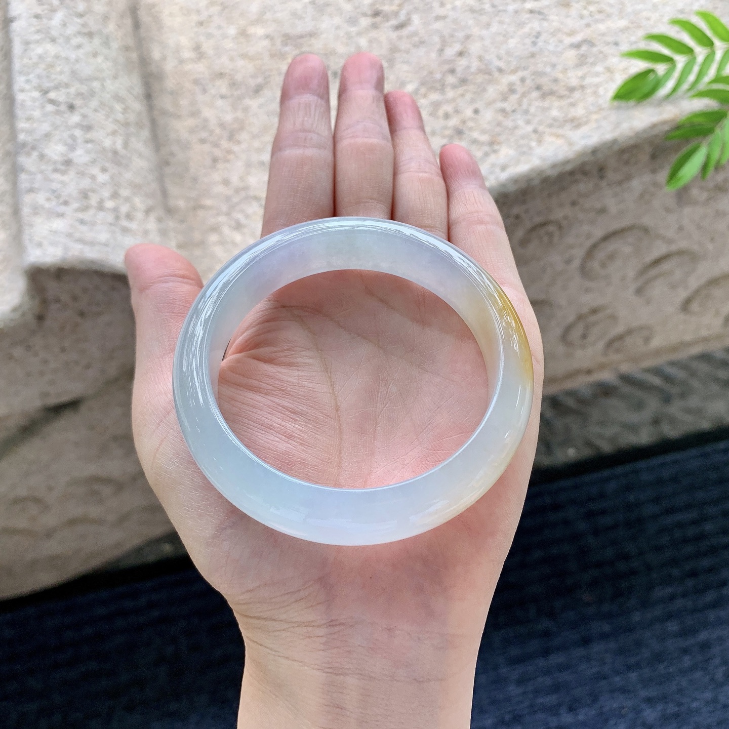 正圈 圈口57.2/13.7/8.3 编码Q5071005 描述冰糯飘黄翡，水润，种老，细腻，无裂