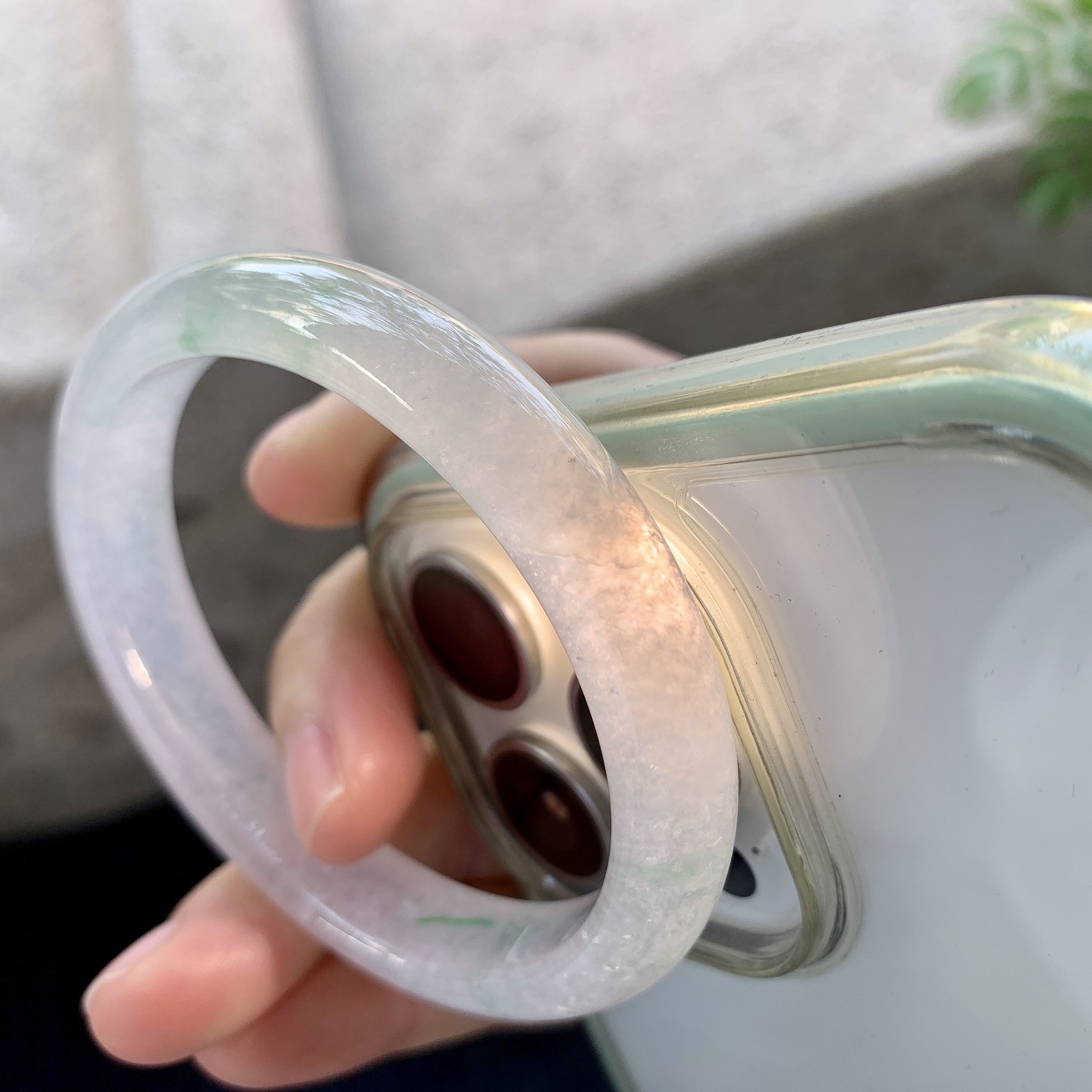 贵妃 51 圈口 53.8/47.2/10.5/7 编码 DW062410 描述 糯冰春彩，水润，种老，细腻，打灯有棉线