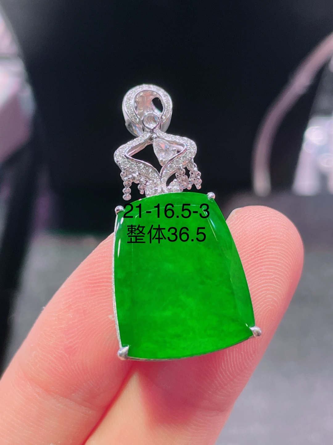️绿无事牌吊坠，晶莹剔透，新颖时尚，无裂，21-16.5-3