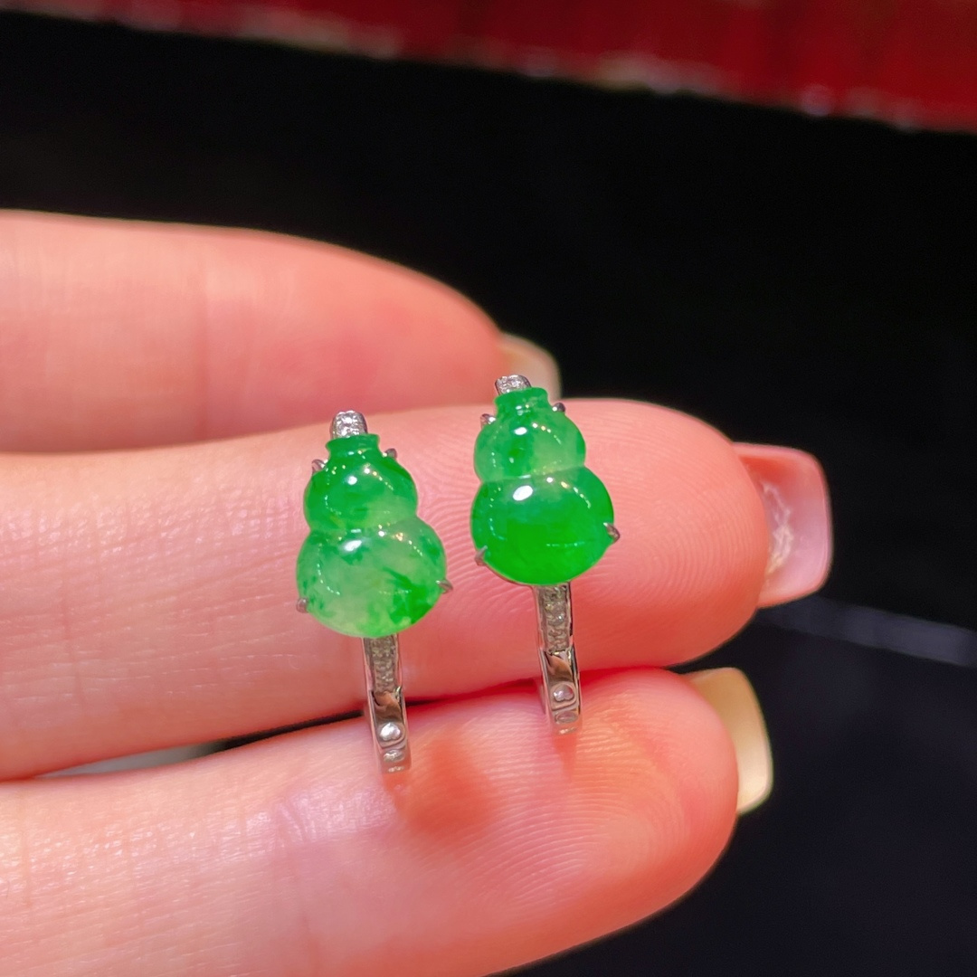 ️翡翠A货 葫芦耳环 耳包 阳绿满色，料子冰润细腻，种老起光，18k金镶真钻，上身佩戴效果很好 尺寸如图，8.3-6.3-3.6