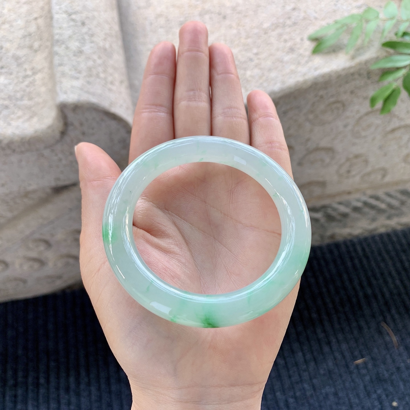 圆条53 54【圈口】54/9.5/10.4【编码】A1070929【描述】冰糯飘绿，水润，种老，细腻，打灯有絮线