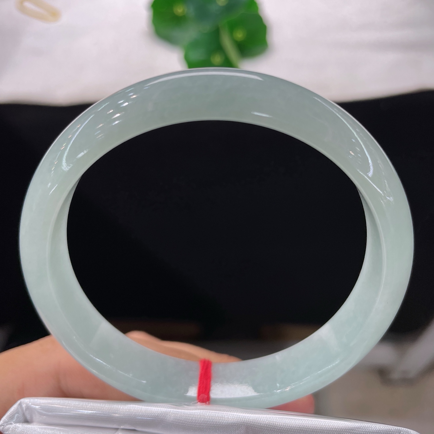 圈口61/12.4/7，晴底正圈，60/61可戴，玉质细腻水润，通体均匀浅晴水淡青底色，无裂