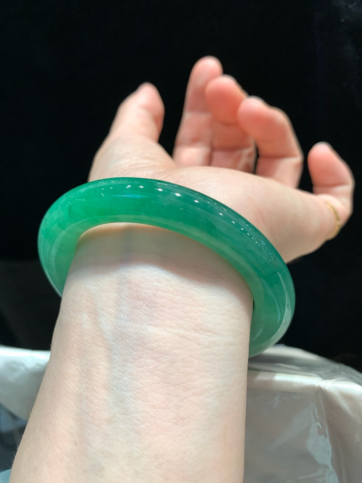 尺寸53.2/10.4，带色圆条手镯
有种有色 水润细腻